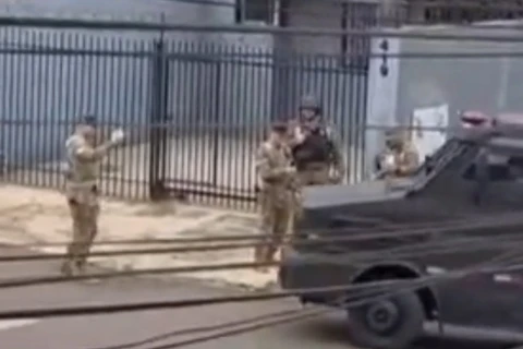 VIDEO: BOPE negocia com PM aposentado em surto em Oficinas 