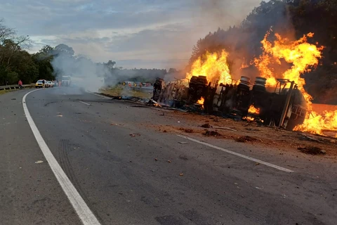 AGORA! Caminhão pegando fogo interdita BR-376 em Tibagi 