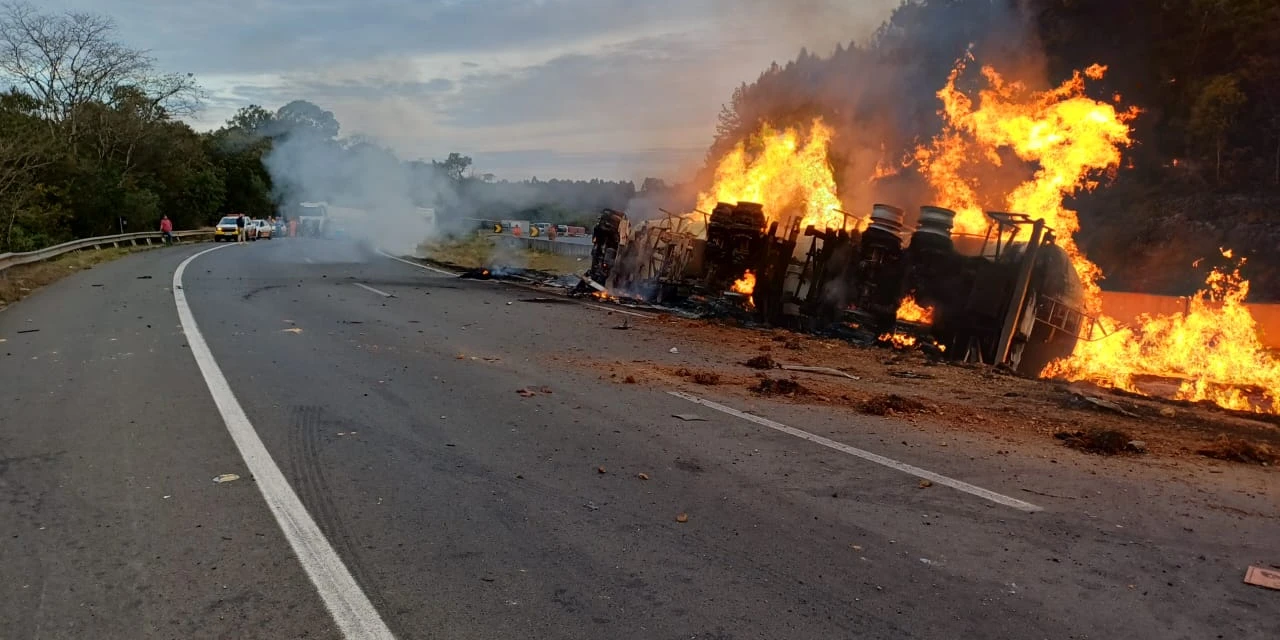 AGORA! Caminhão pegando fogo interdita BR-376 em Tibagi 
