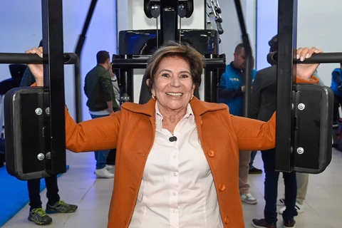 Elizabeth inaugura Academia Pública Municipal na Arena Multiuso 