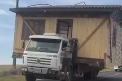 Caminhão transporta casa inteira no Paraná; veja vídeo