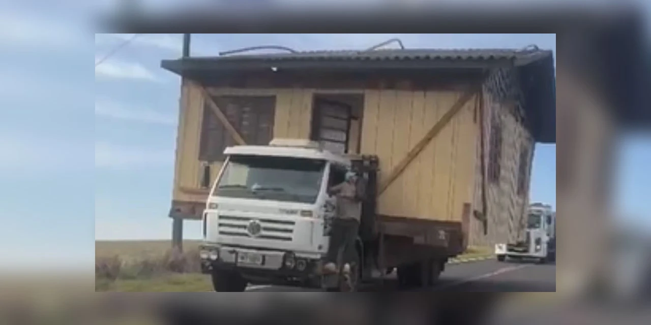 Caminhão transporta casa inteira no Paraná; veja vídeo