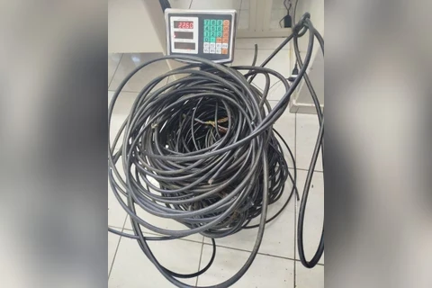 Homem abandona casa e abandona 22 kg de fios de cobre furtados 