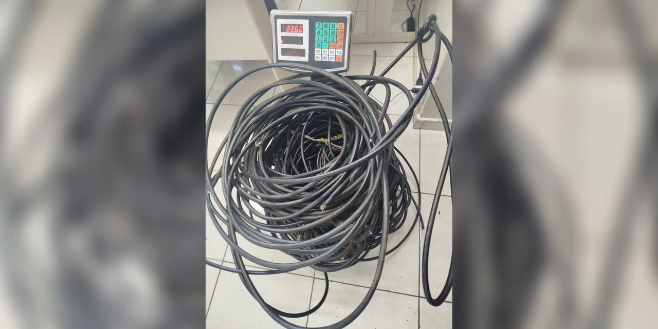 Homem abandona casa e abandona 22 kg de fios de cobre furtados 