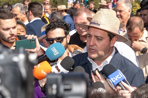 Governador anuncia pavimentação da estrada do Socavão e laboratório de biotecnologia do leite