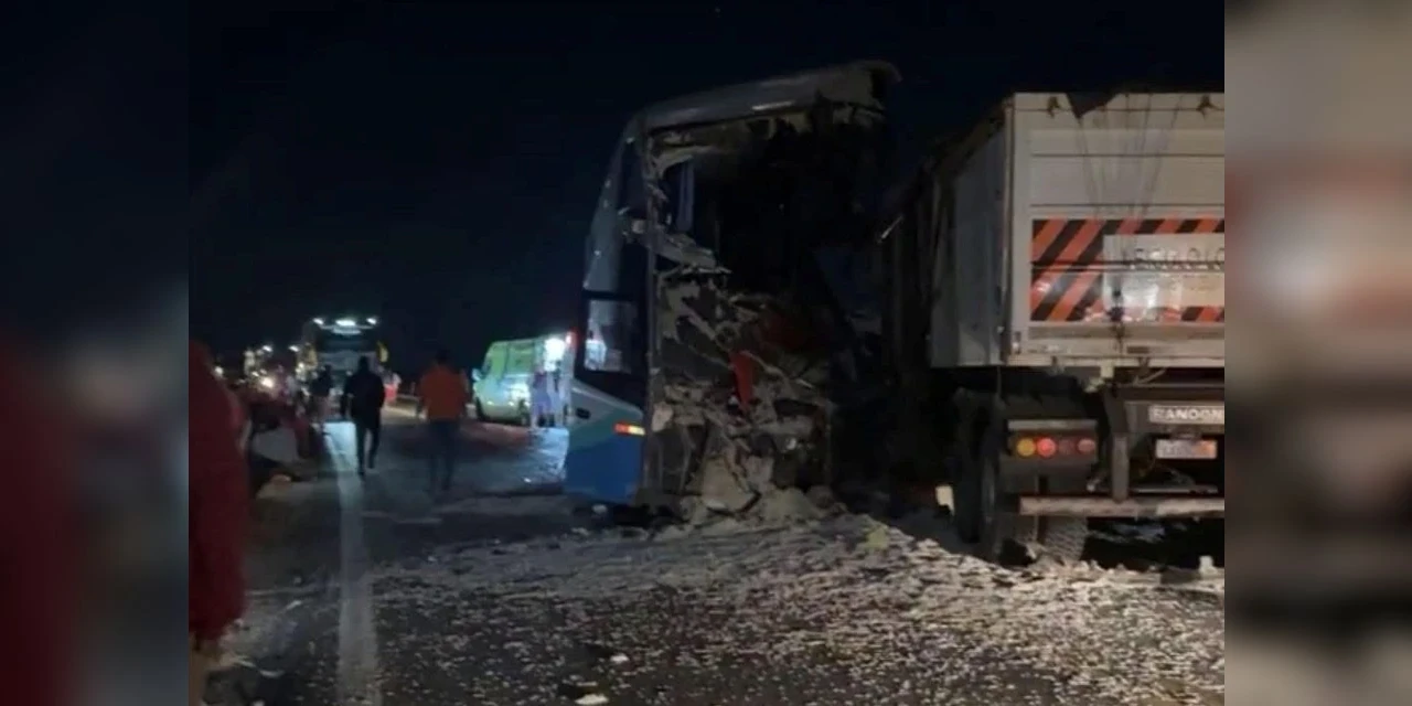 Batida entre ônibus e carreta deixa 11 mortos e mais de 40 feridos na BR-163 em MT