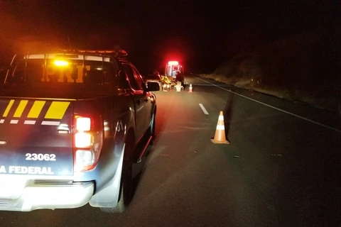 Motorista perde controle de direção e acerta mureta na BR-376, em Tibagi 