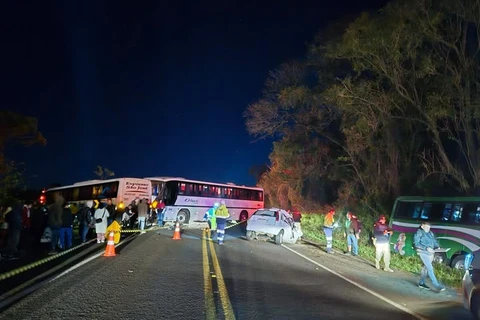 Duas pessoas morrem e 13 ficam feridas em acidente na BR-277, em Céu Azul