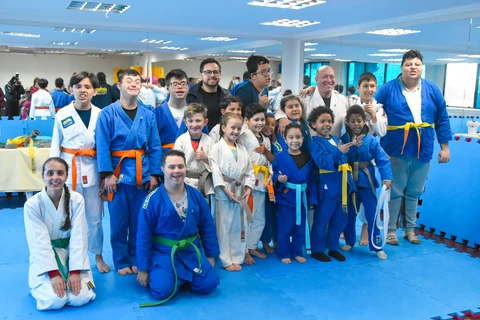 Alunos de judô com Síndrome de Down e autismo recebem novas faixas em cerimônia especial