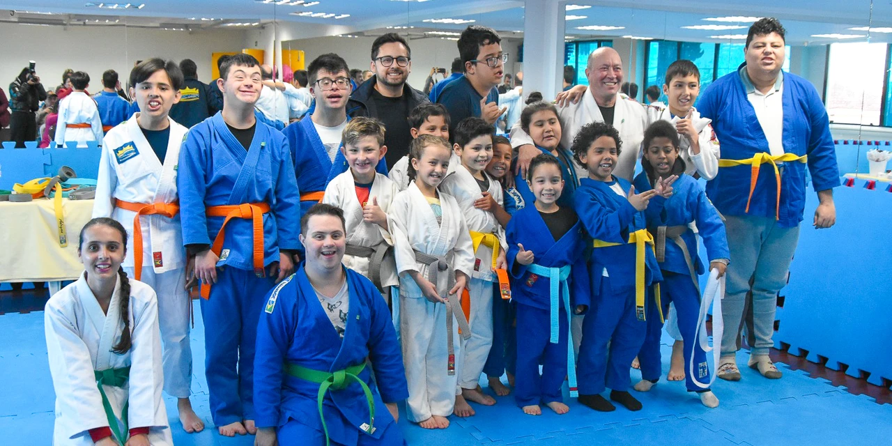 Alunos de judô com Síndrome de Down e autismo recebem novas faixas em cerimônia especial