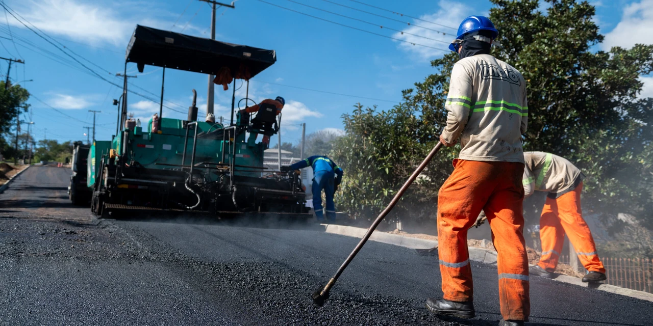 Prefeitura entrega asfalto novo em cinco ruas da Vila Santana