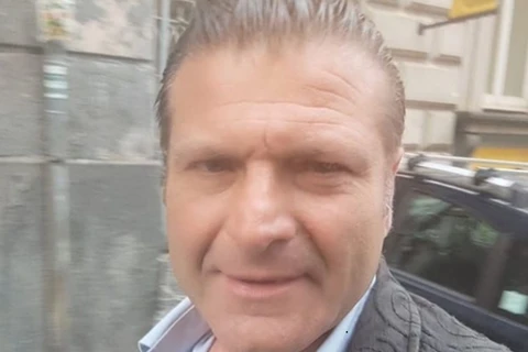 Músico de 52 anos morre na rua após comer sanduíche de linguiça e brócolis