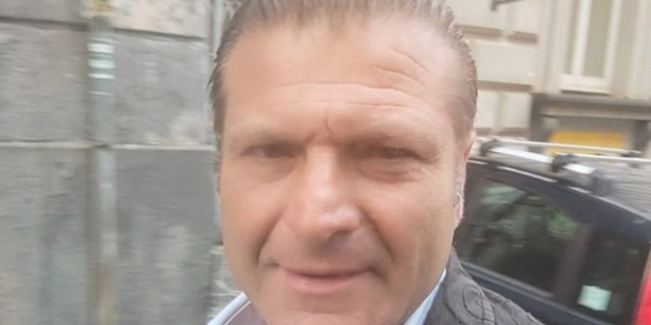 Músico de 52 anos morre na rua após comer sanduíche de linguiça e brócolis