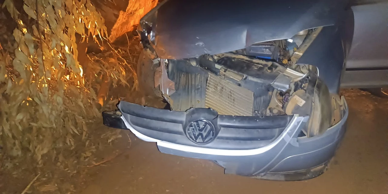 Jovem sem CNH dirigindo alcoolizado bate carro e foge; diz PRE 