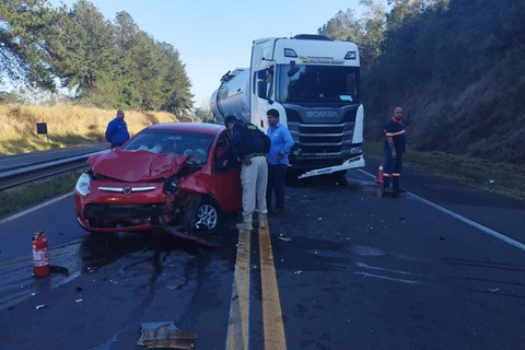 Colisão entre automóvel e caminhão deixa uma vítima gravemente ferida na BR-376 em Tibagi
