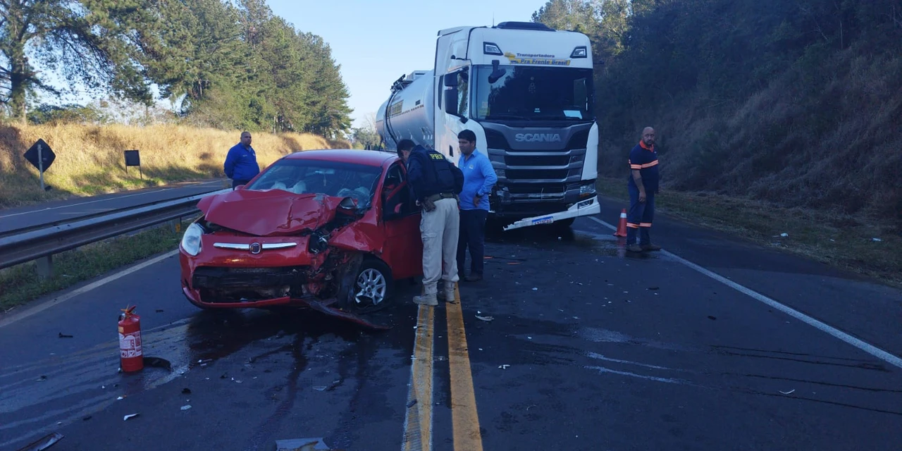 Colisão entre automóvel e caminhão deixa uma vítima gravemente ferida na BR-376 em Tibagi