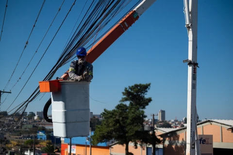 Prefeitura e Copel realizam ações para remover cabos irregulares