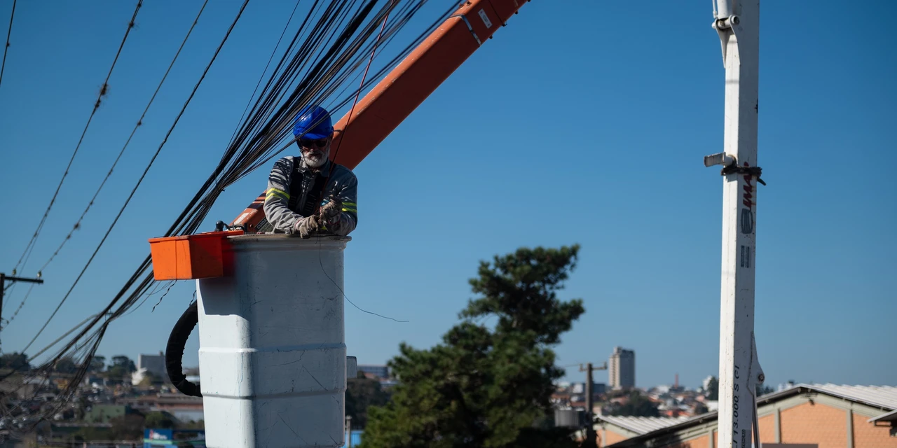 Prefeitura e Copel realizam ações para remover cabos irregulares