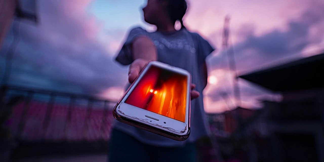 Câmara aprova urgência de projeto que combate adultização nas redes