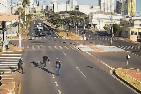 Homem é perseguido e preso depois de importunar sexualmente adolescente dentro de ônibus; assista!