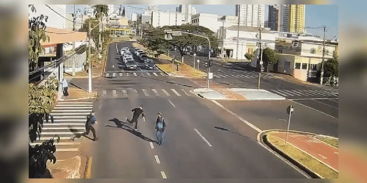 Homem é perseguido e preso depois de importunar sexualmente adolescente dentro de ônibus; assista!