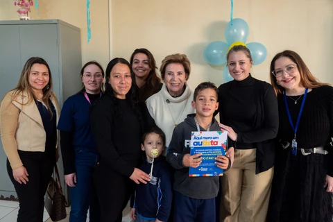 Ponta Grossa inicia entrega de adesivos de identificação para residências com pessoas autistas