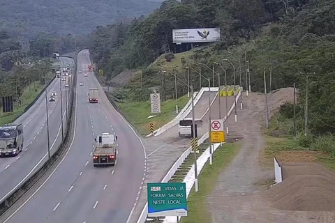 Ônibus perde o freio e acessa área de escape da BR-376, no Paraná