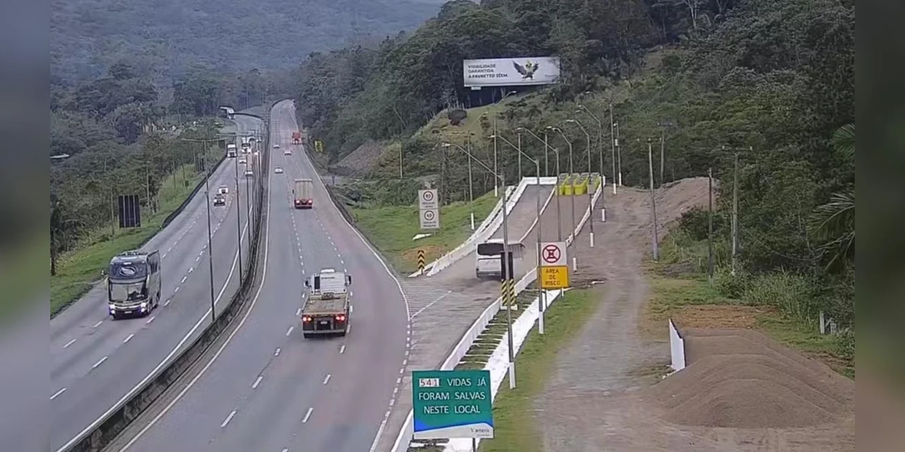 Ônibus perde o freio e acessa área de escape da BR-376, no Paraná