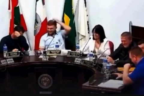 Vereador erra em sessão e diz que 'tinha dado uma sentada no pau'