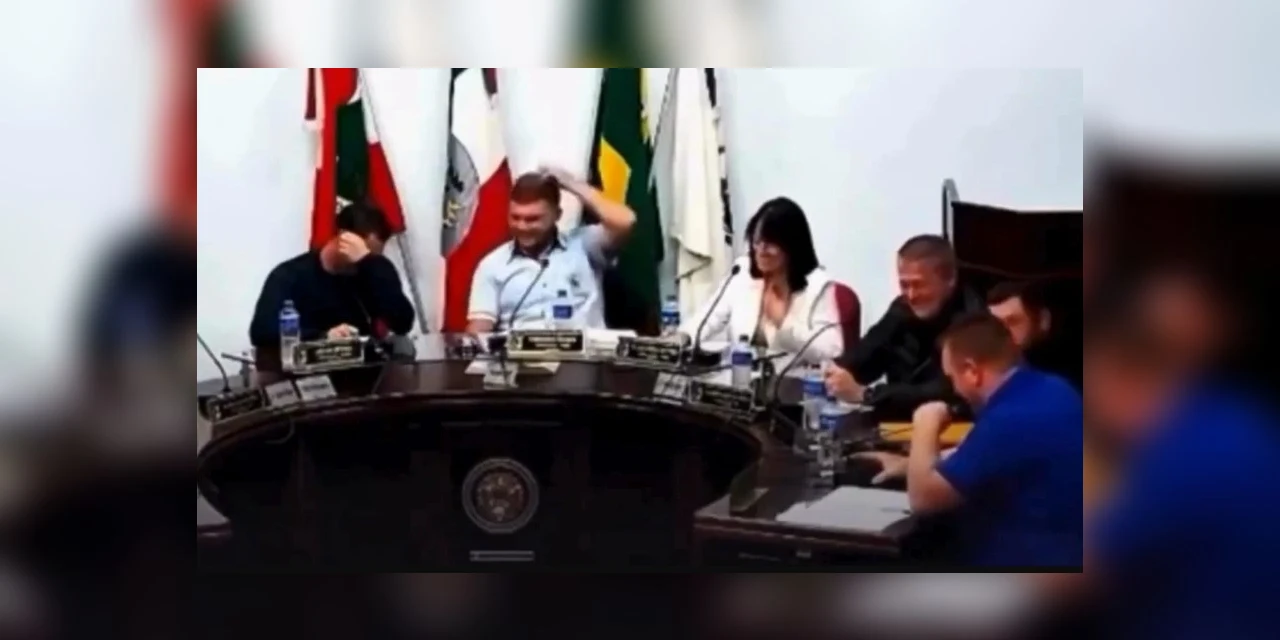 Vereador erra em sessão e diz que 'tinha dado uma sentada no pau'