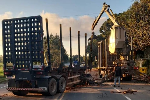Reboque se solta e atinge caminhão na PR-090, em Piraí do sul 