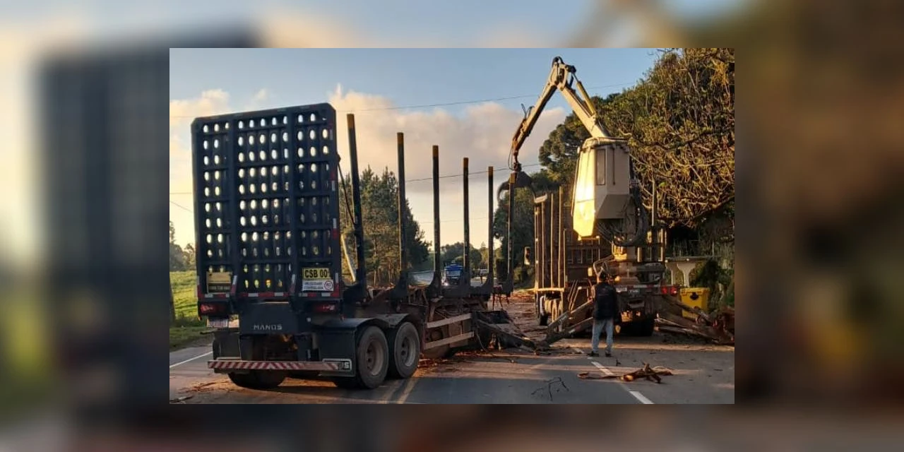Reboque se solta e atinge caminhão na PR-090, em Piraí do sul 