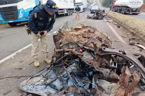 Carro parte ao meio após acidente na BR-376, no Paraná