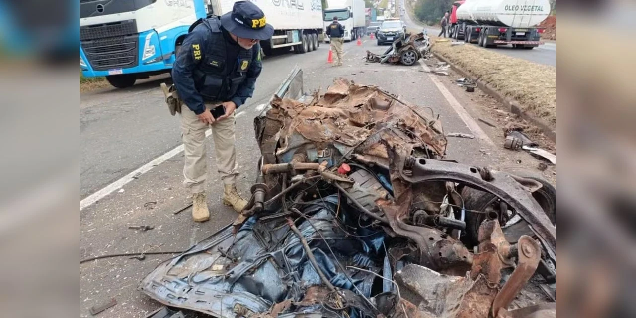 Carro parte ao meio após acidente na BR-376, no Paraná