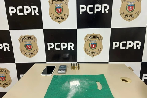 Policia prende homem por tráfico de drogas, posse irregular de arma de fogo e ameaça contra a mulher em Carambeí 