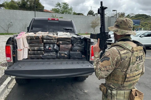 Vídeo mostra perseguição da PRF a carro carregado com mais de uma tonelada de maconha em Porto Amazonas