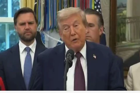 Trump diz que EUA atiraram contra embarcação da Venezuela carregada com drogas