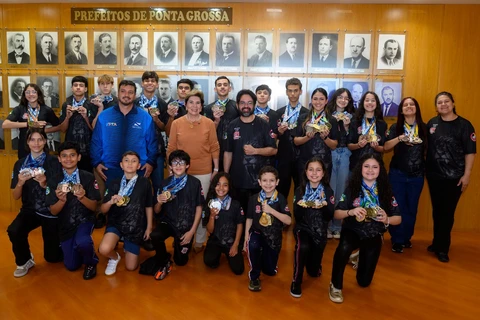 Prefeita Elizabeth recebe atletas de karatê que se destacaram em competições estaduais e nacionais