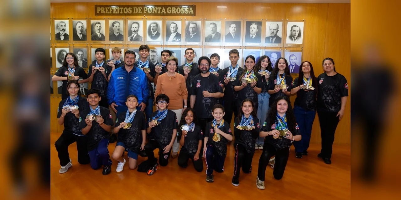 Prefeita Elizabeth recebe atletas de karatê que se destacaram em competições estaduais e nacionais