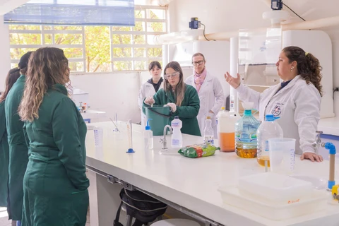 Projeto de extensão de Química promove oficina de transformação de óleo em sabão