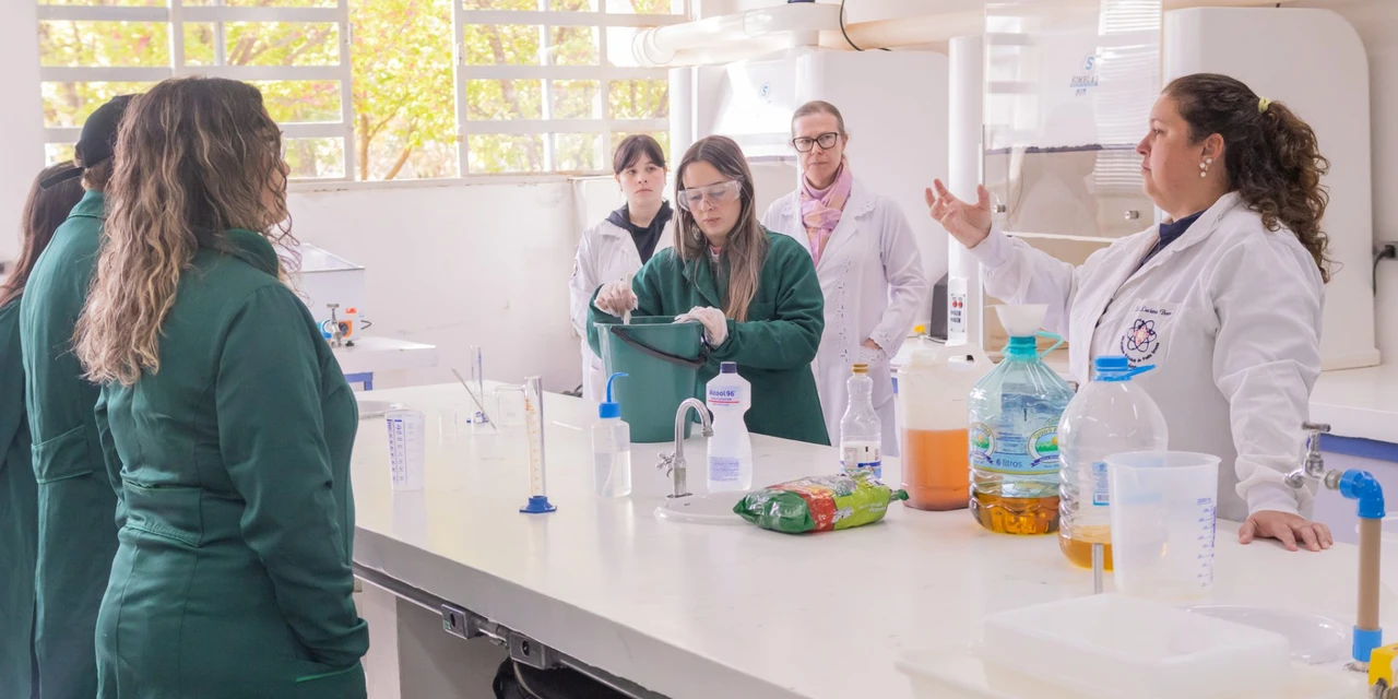 Projeto de extensão de Química promove oficina de transformação de óleo em sabão