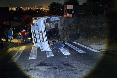 Caminhão não aguenta subida, volta de ré e capota em Ponta Grossa