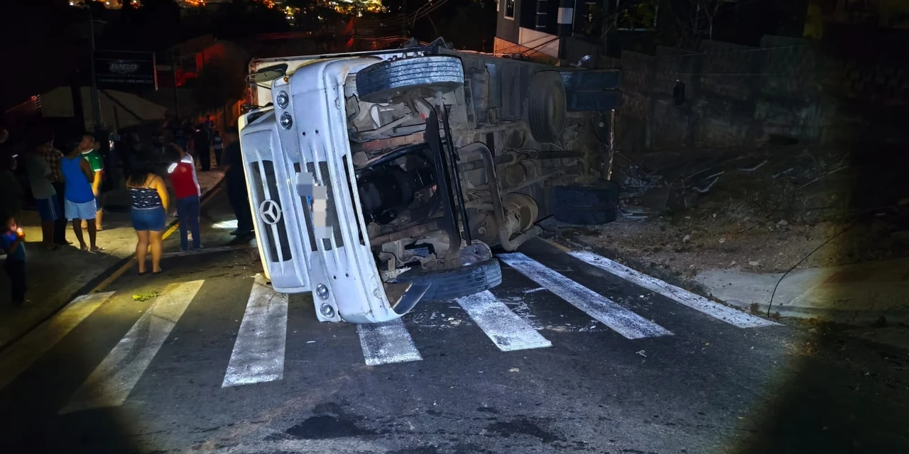Caminhão não aguenta subida, volta de ré e capota em Ponta Grossa