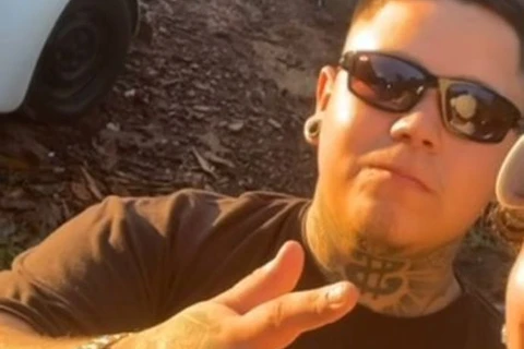 Jovem é morto a facadas por pai e filho em posto de combustíveis em Castro