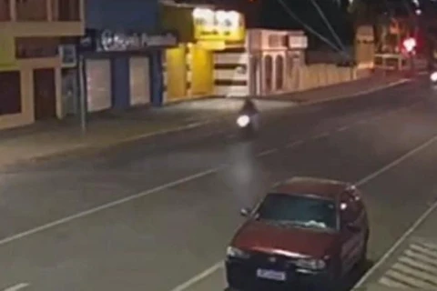 VIDEO: policia prende jovem de 23 anos por participar de racha e empinar moto no centro de Castro 