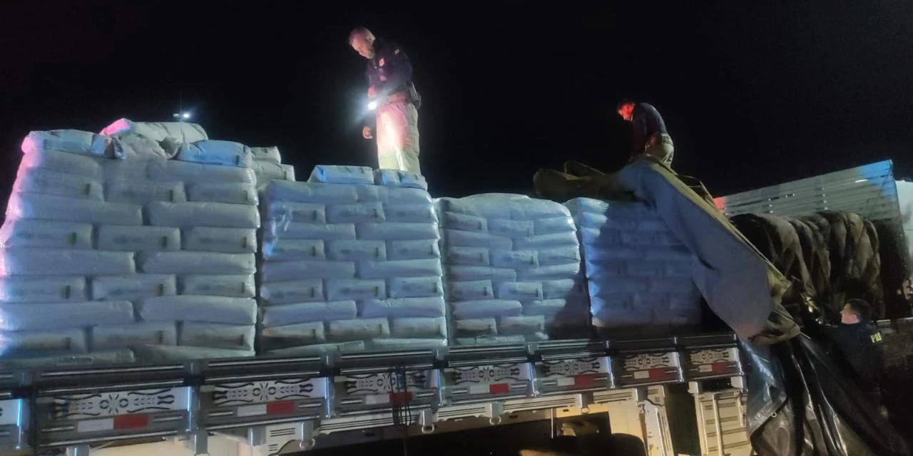 PRF apreende 1,6 tonelada de maconha em carga de mandioca no Paraná 
