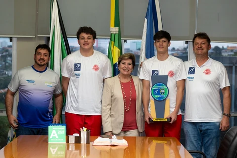 Prefeitura de Ponta Grossa recebe atletas de basquete Sub-15 vice-campeões brasileiros