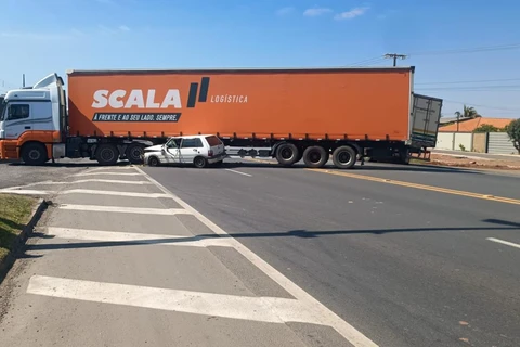 Vídeo mostra momento de acidente na Avenida Souza Naves, em PG 