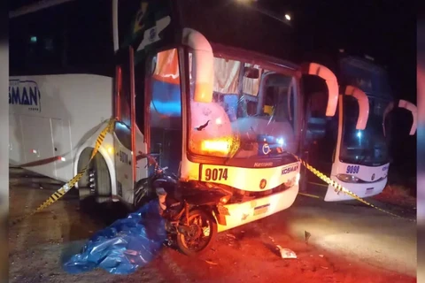 Motociclista bate em ônibus parado e morre em Ipiranga 