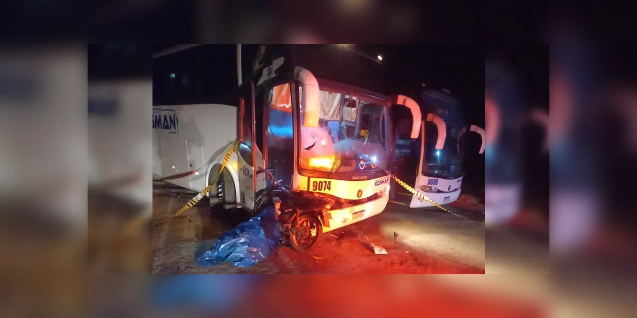 Motociclista bate em ônibus parado e morre em Ipiranga 